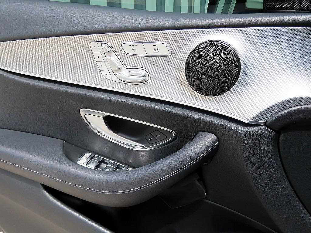 Mercedes-Benz E-Class — photo 11