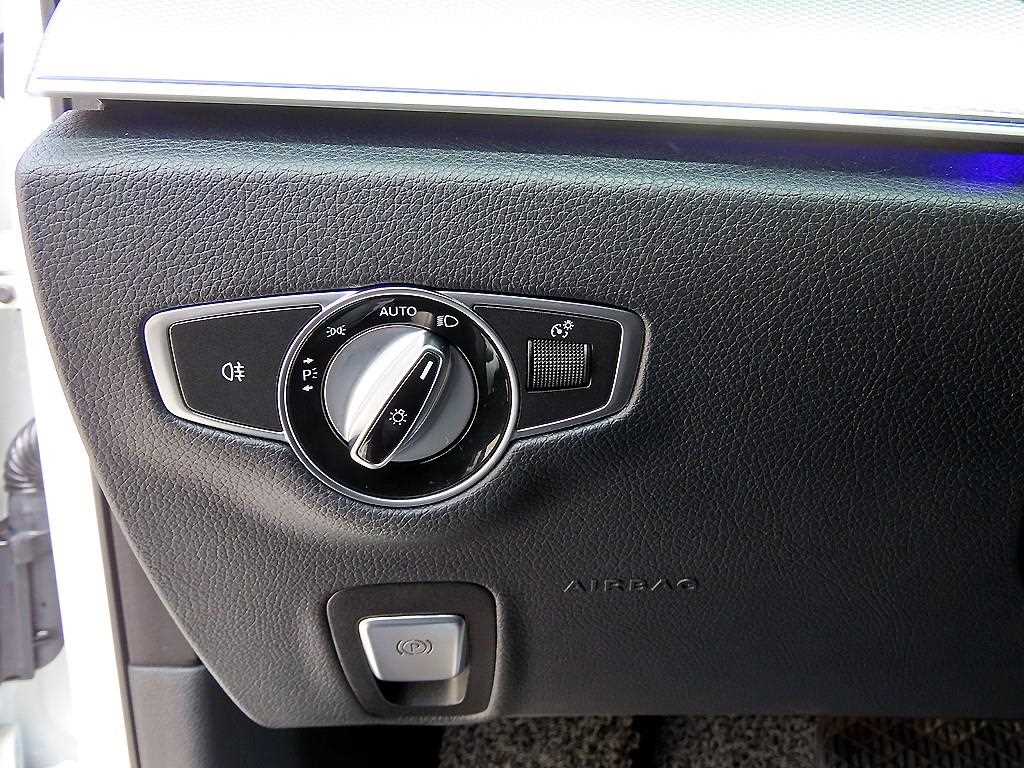 Mercedes-Benz E-Class — photo 12