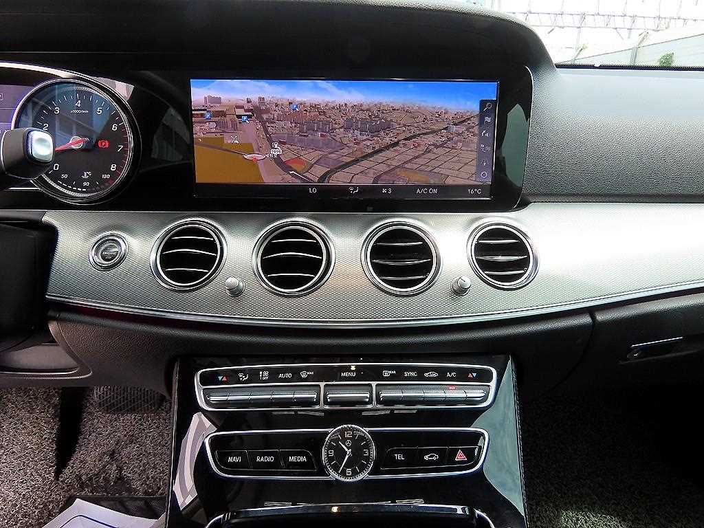 Mercedes-Benz E-Class — photo 14