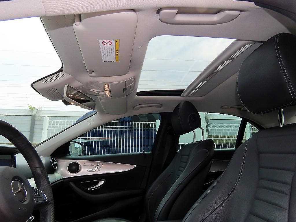 Mercedes-Benz E-Class — photo 17