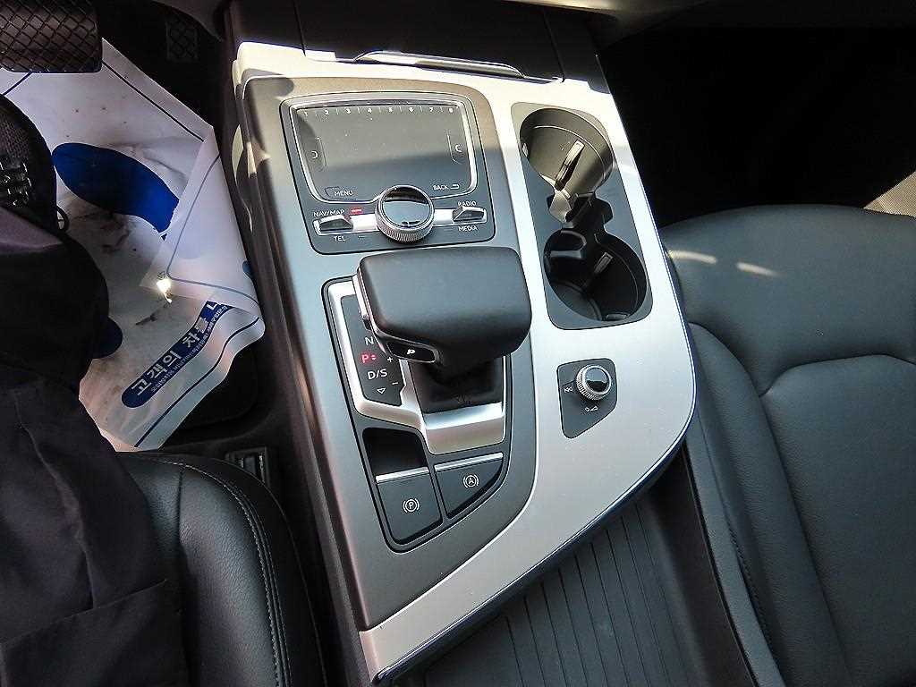 Audi Q7 — photo 10