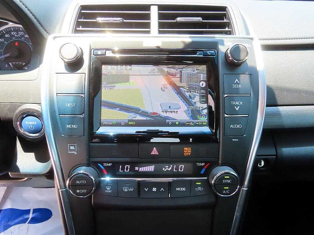 Toyota Camry — photo 14