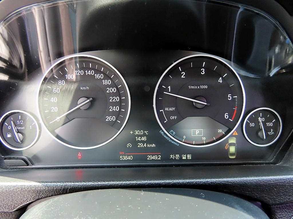 BMW 3-Series — photo 09