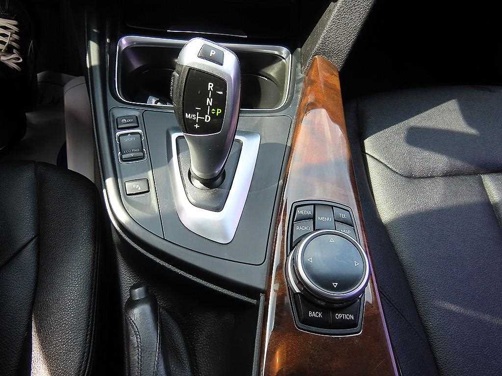 BMW 3-Series — photo 11