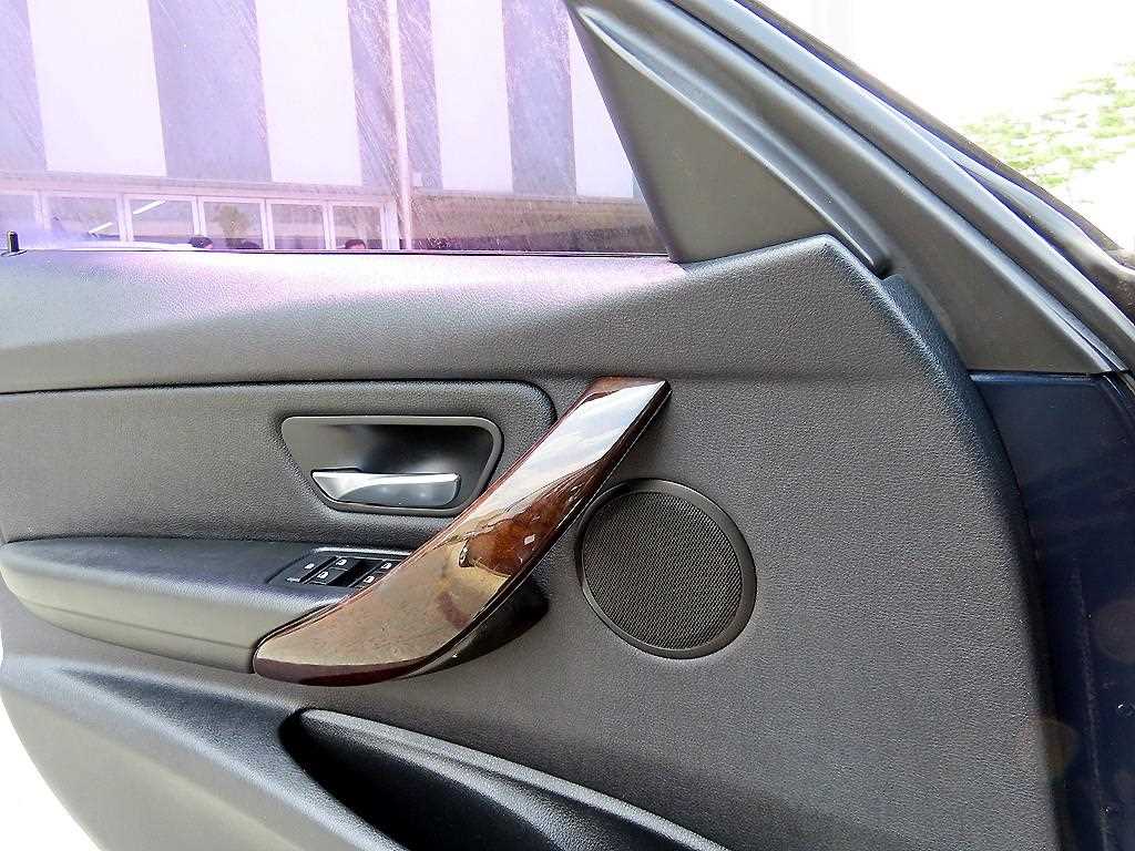 BMW 3-Series — photo 12