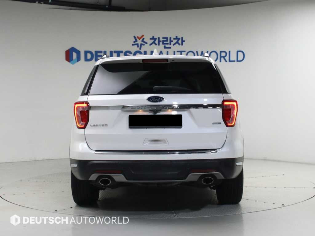Ford Explorer — photo 04