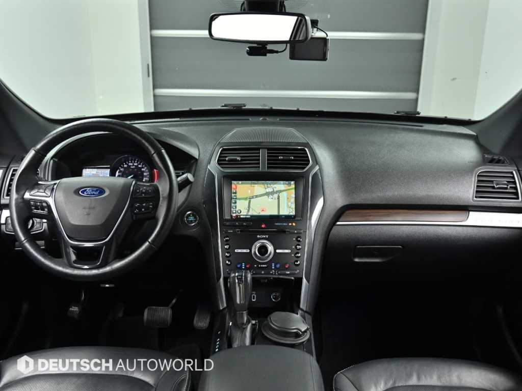 Ford Explorer — photo 07