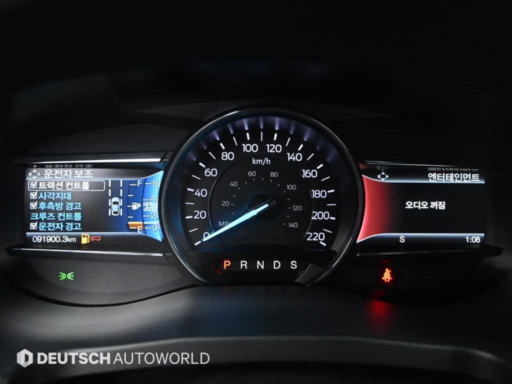 Ford Explorer — photo 08