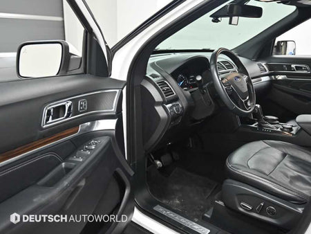 Ford Explorer — photo 11