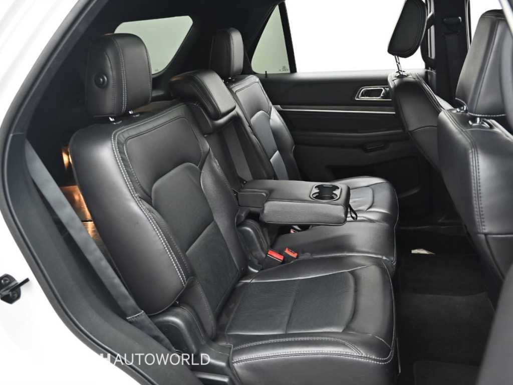 Ford Explorer — photo 12