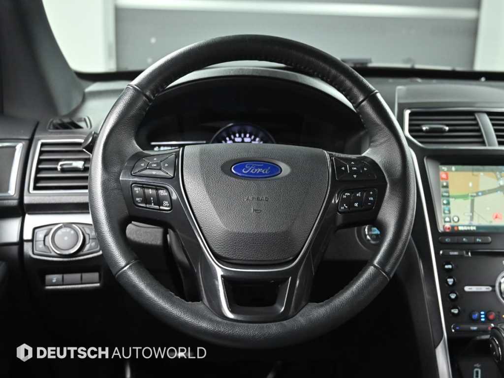 Ford Explorer — photo 13