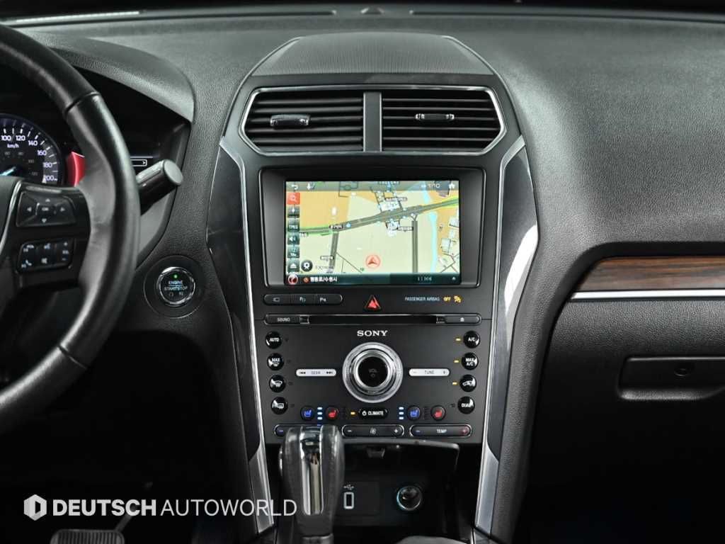 Ford Explorer — photo 14