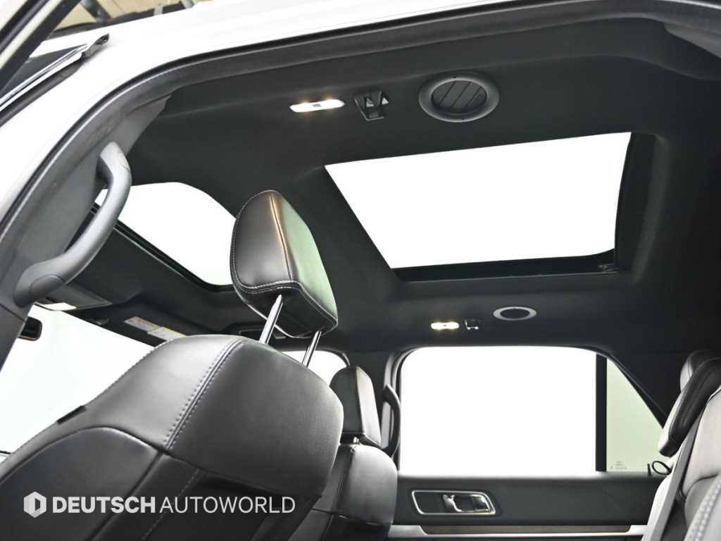 Ford Explorer — photo 18