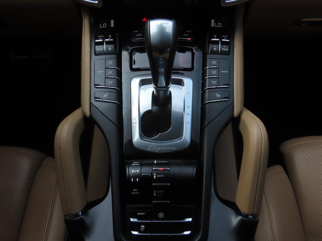 Porsche Cayenne — photo 12