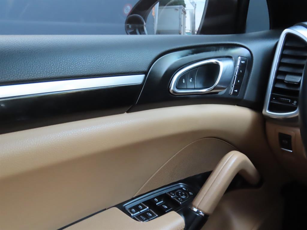 Porsche Cayenne — photo 13