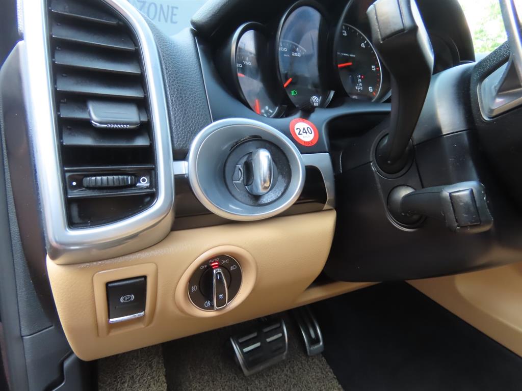 Porsche Cayenne — photo 14
