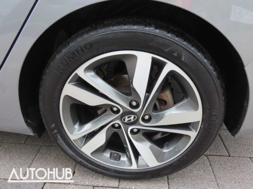 Hyundai Avante — photo 18
