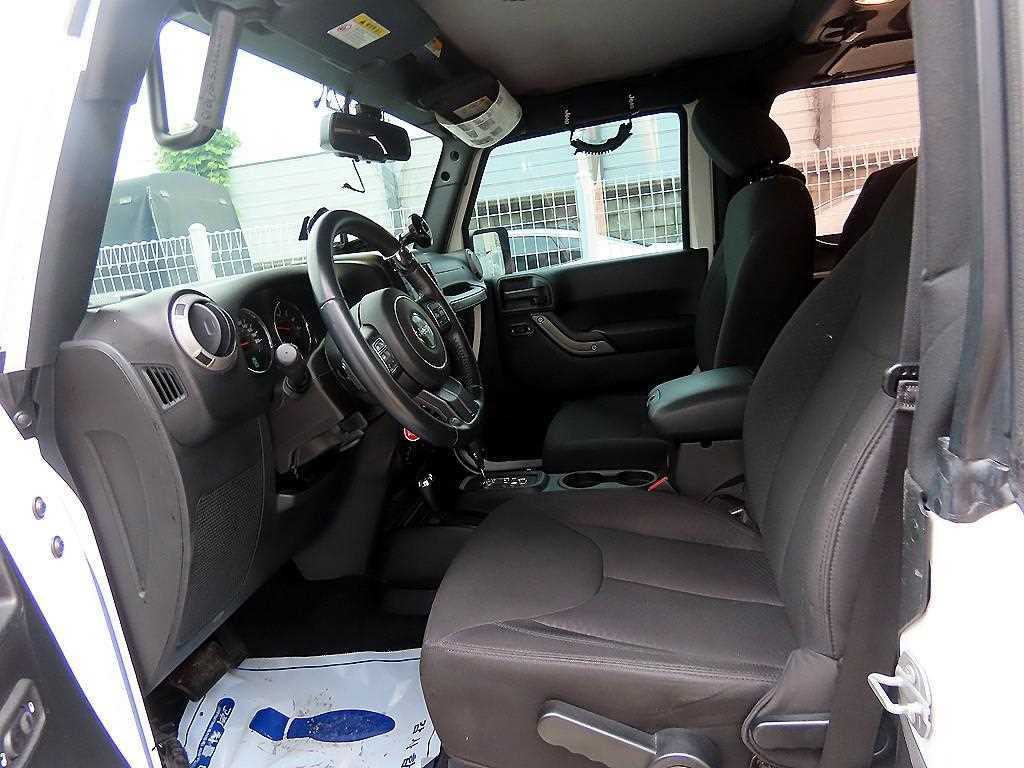 Jeep Wrangler — photo 05