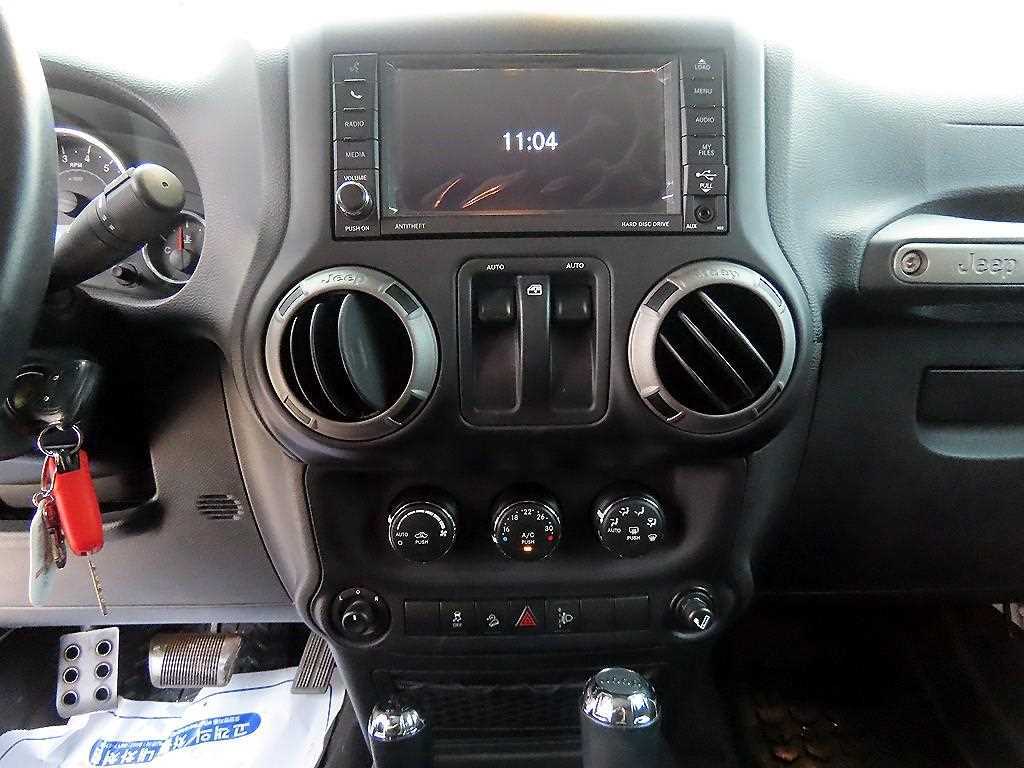 Jeep Wrangler — photo 11