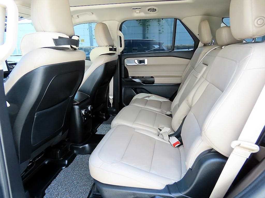 Ford Explorer — photo 06