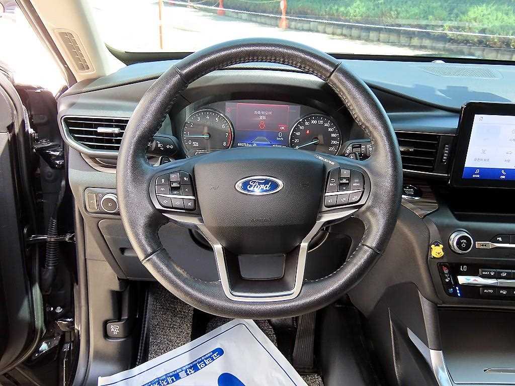 Ford Explorer — photo 08