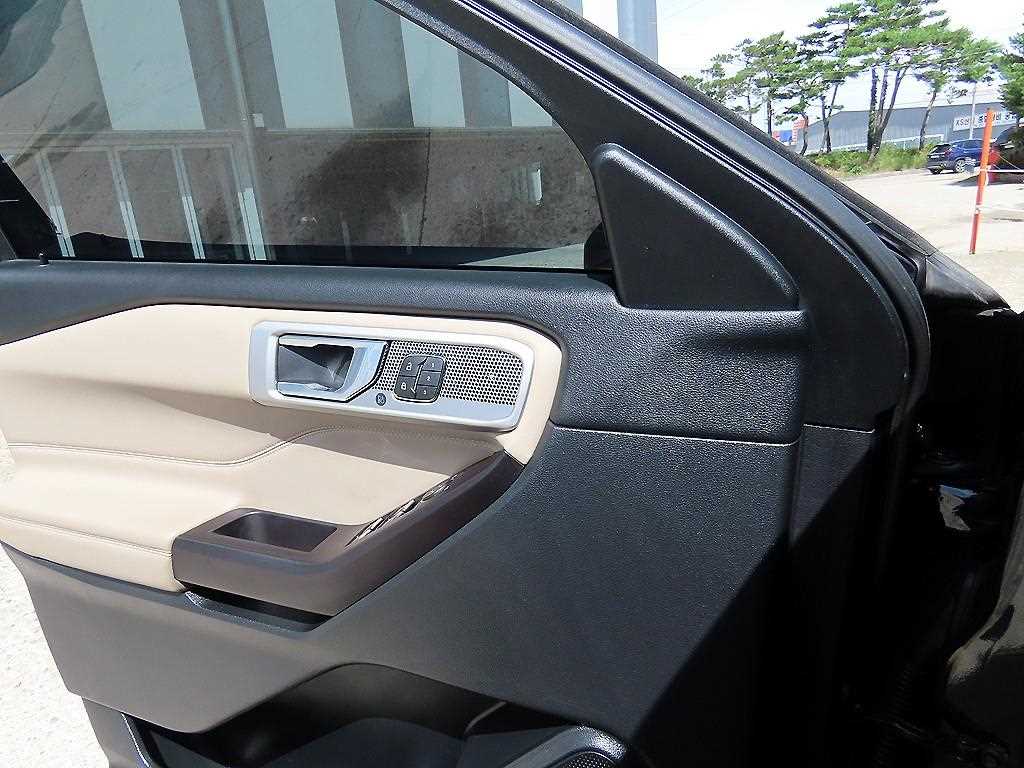 Ford Explorer — photo 11