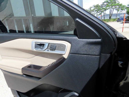 Ford Explorer — photo 11