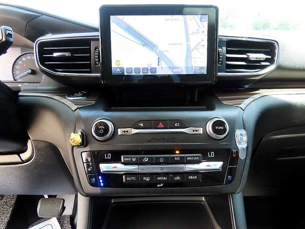 Ford Explorer — photo 12