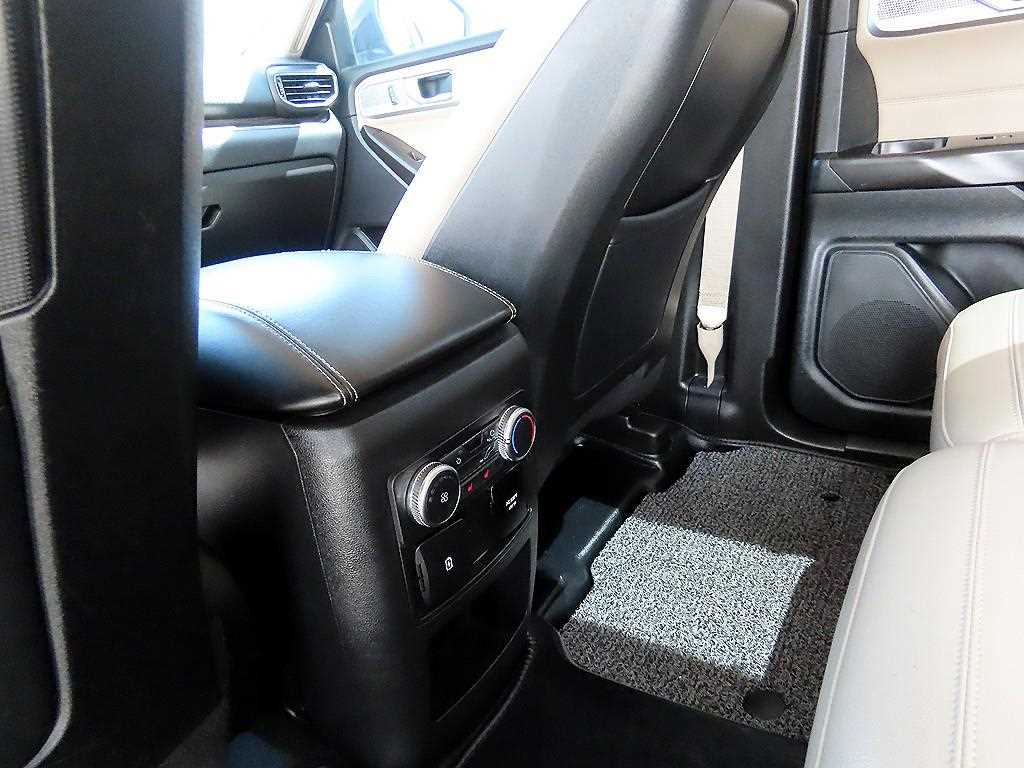 Ford Explorer — photo 15