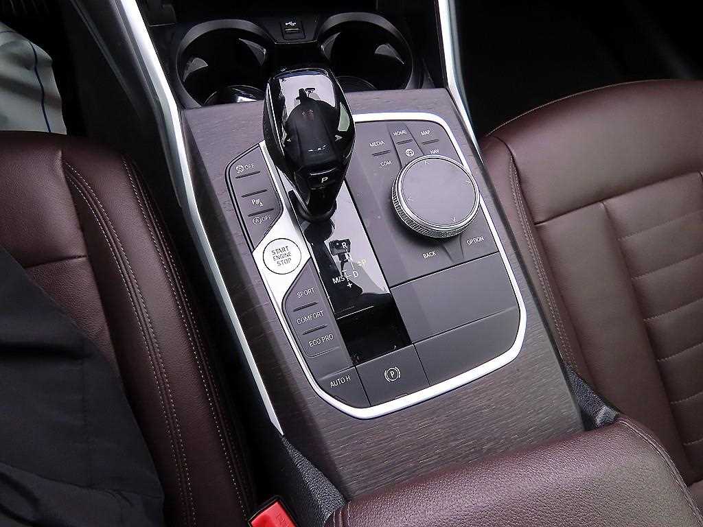 BMW 3-Series — photo 11