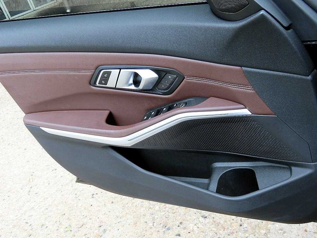 BMW 3-Series — photo 12