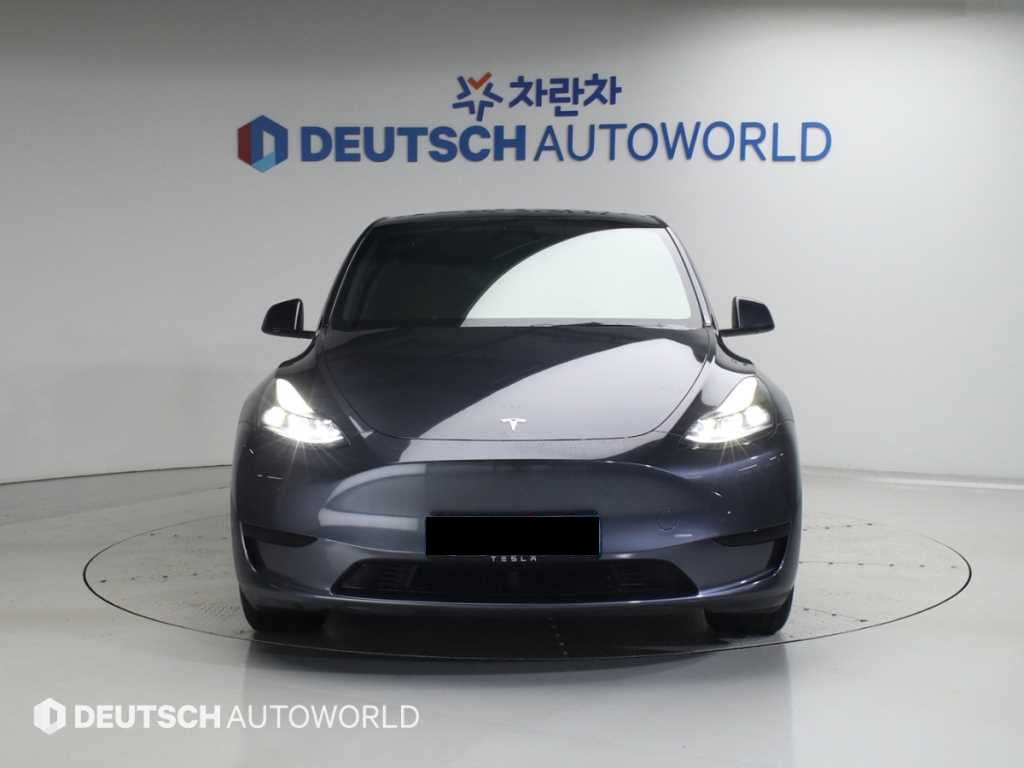 Tesla Model Y — photo 03