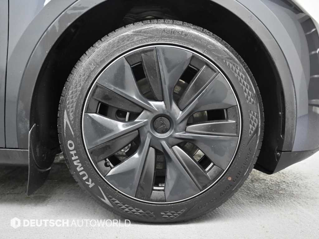 Tesla Model Y — photo 05