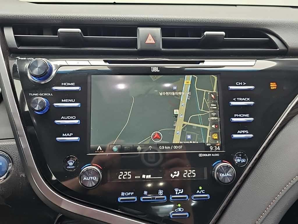 Toyota Camry — photo 14