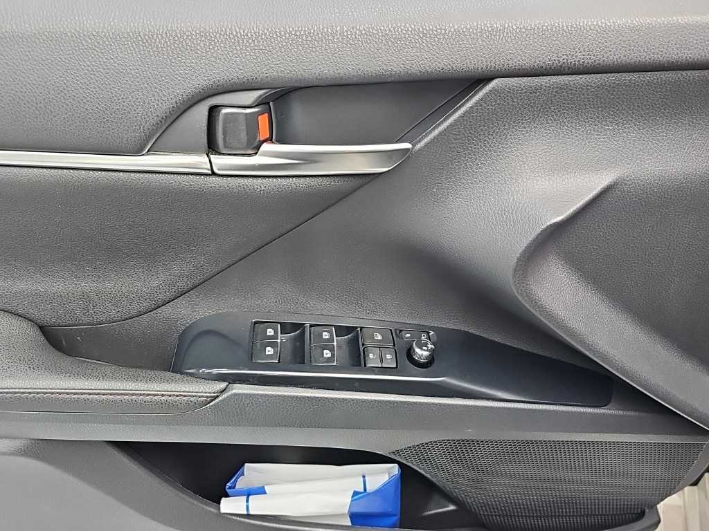Toyota Camry — photo 16