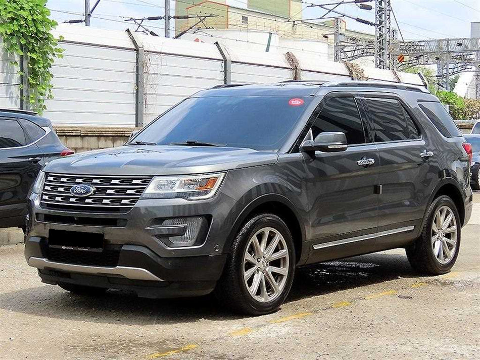 Ford Explorer — photo 02