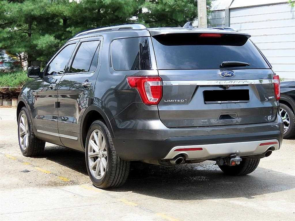 Ford Explorer — photo 03