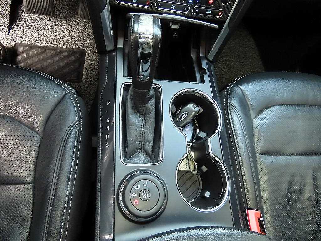 Ford Explorer — photo 10