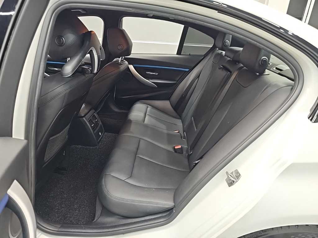 BMW 3-Series — photo 12