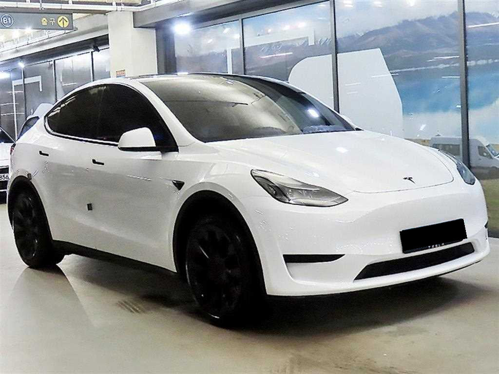 Tesla Model Y — photo 01