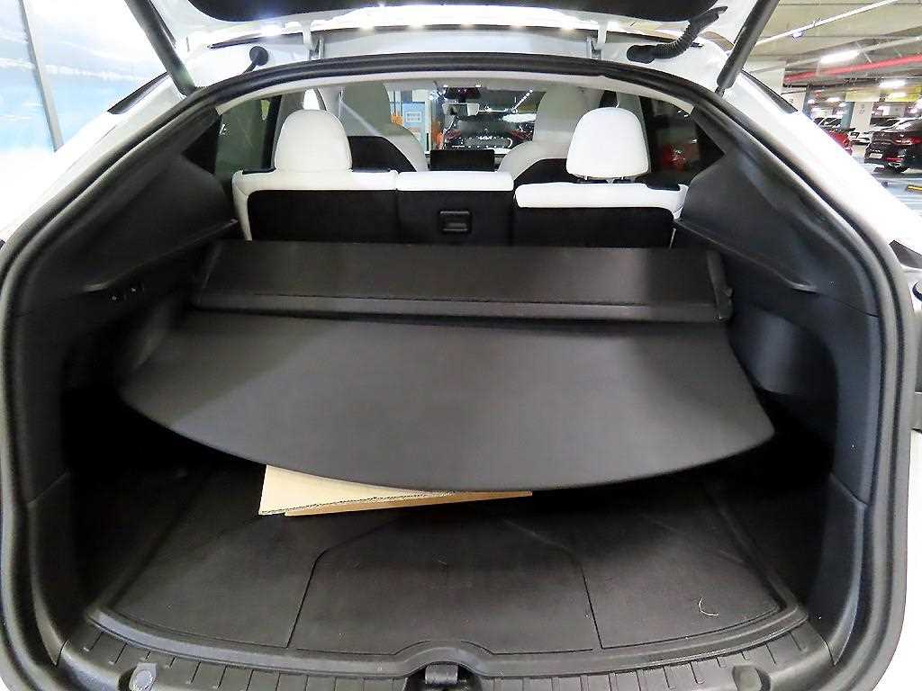 Tesla Model Y — photo 17
