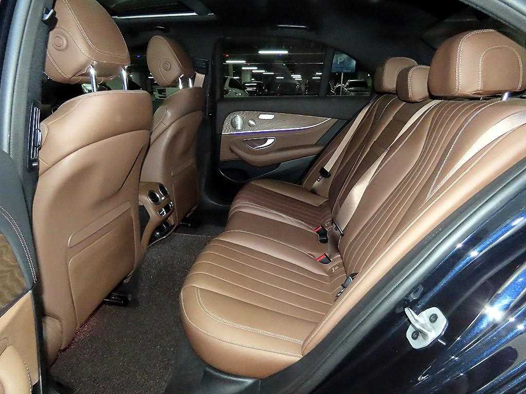 Mercedes-Benz E-Class — photo 07