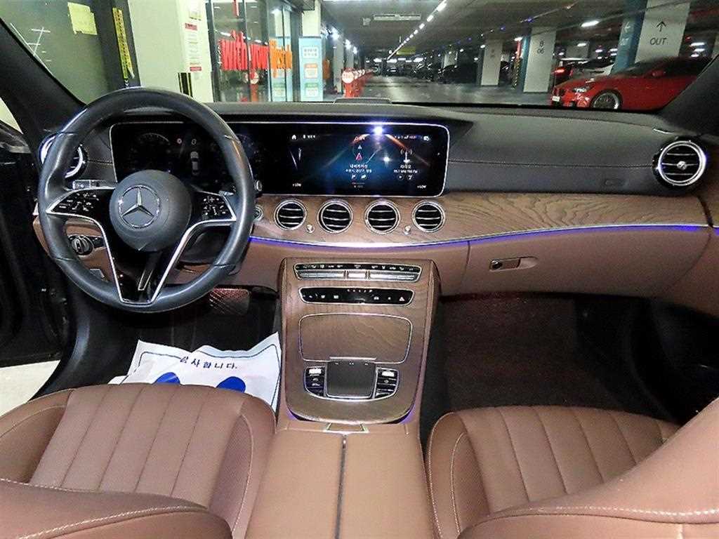 Mercedes-Benz E-Class — photo 10