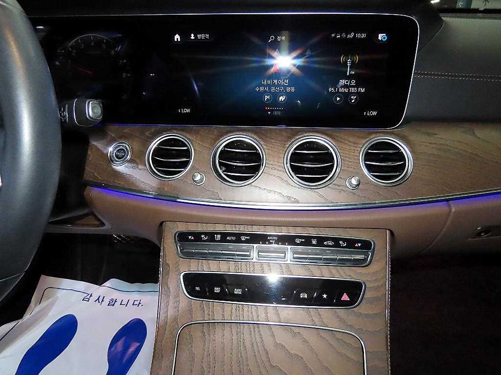 Mercedes-Benz E-Class — photo 11