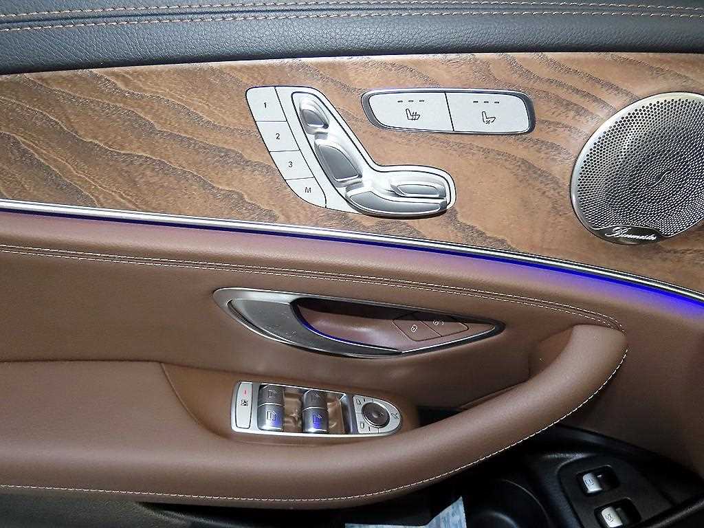 Mercedes-Benz E-Class — photo 14