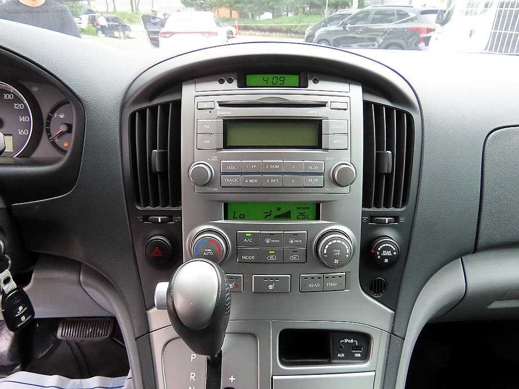 Hyundai Starex — photo 13