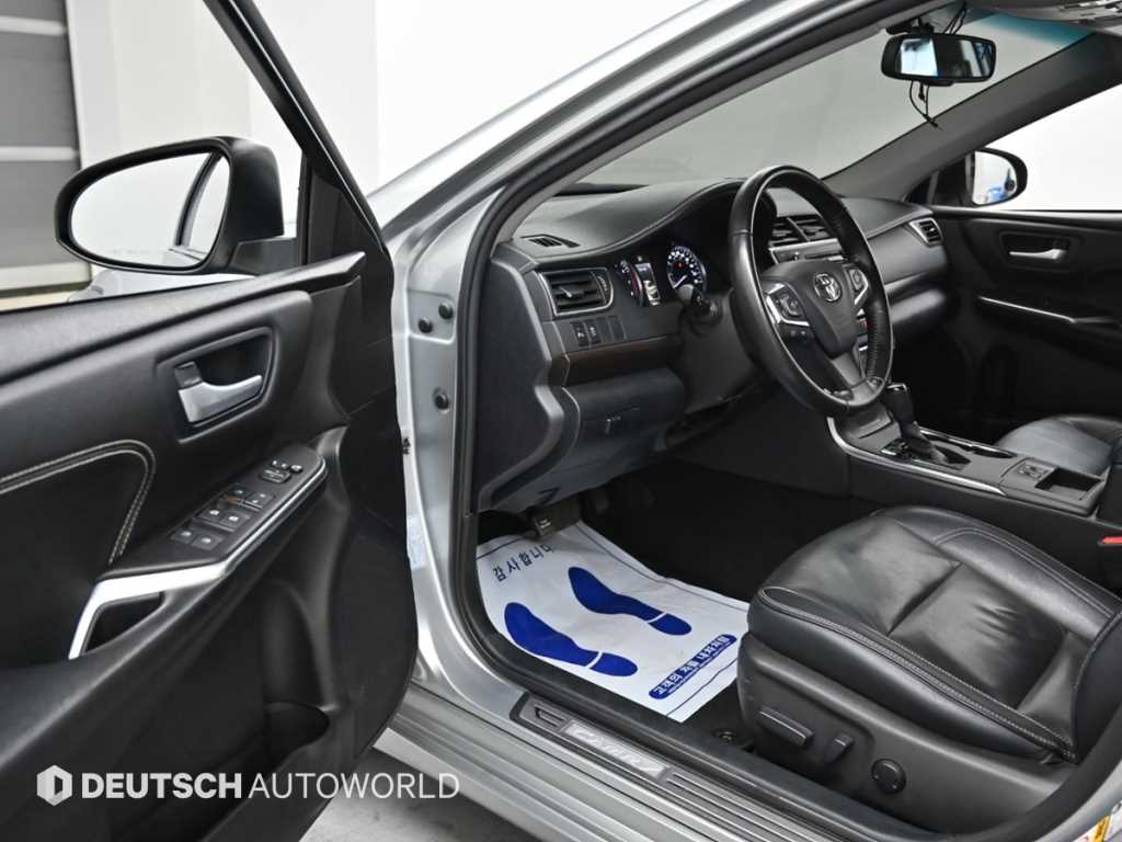 Toyota Camry — photo 11
