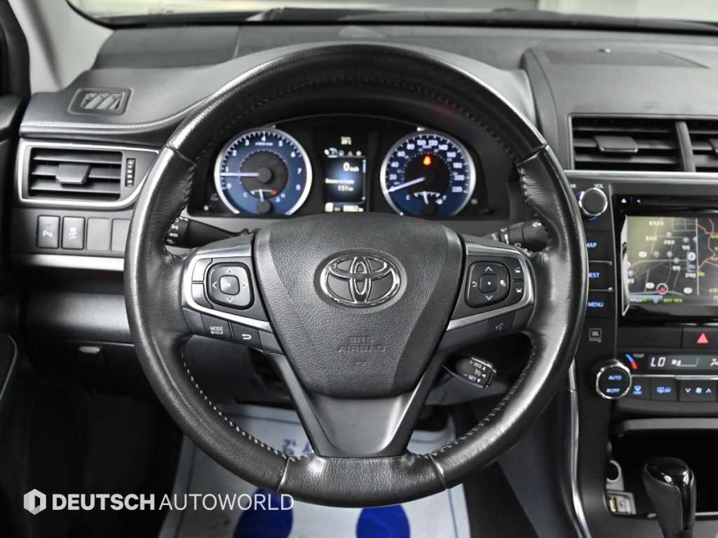Toyota Camry — photo 13