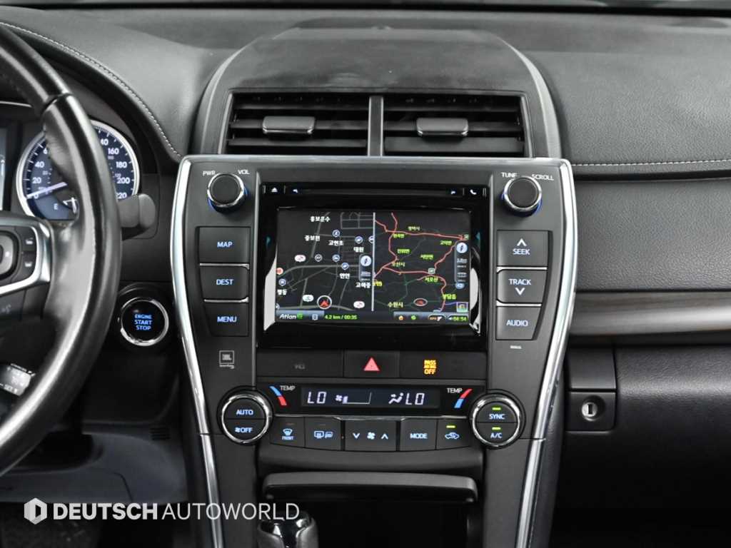 Toyota Camry — photo 14