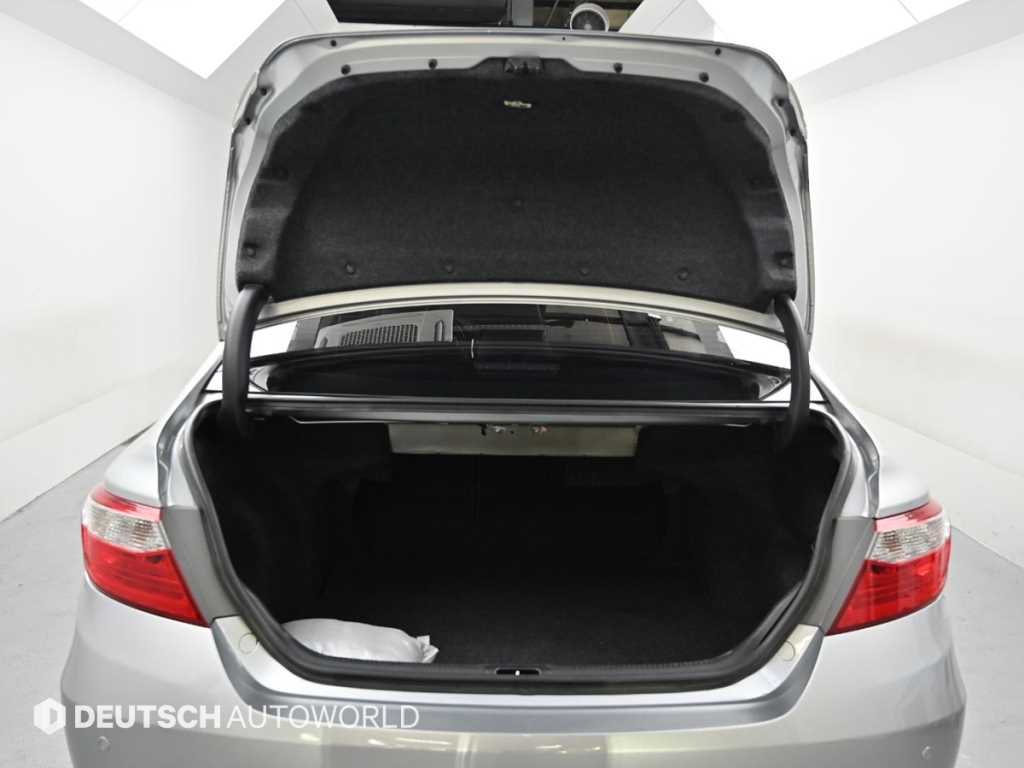 Toyota Camry — photo 19